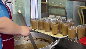 Робот разливает в кафейне свежую порцию утреннего Руссиано. Сиэтл, штат Вашингтон, США